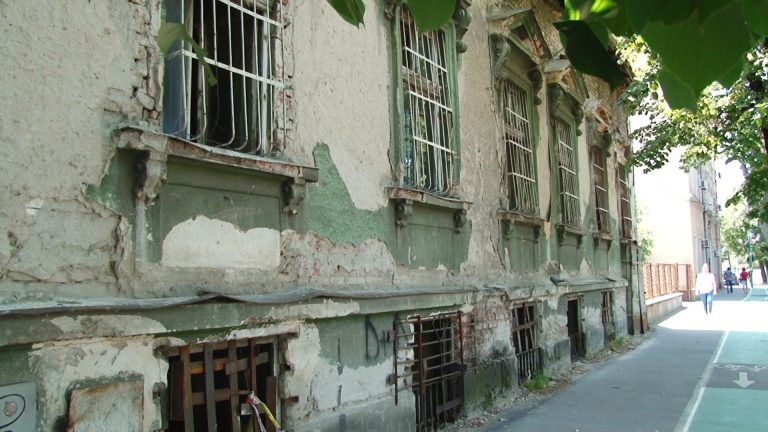 Clădire de pe un bulevard central, unde mizeria este stăpână ca într-un ghetou periferic Foto – Video