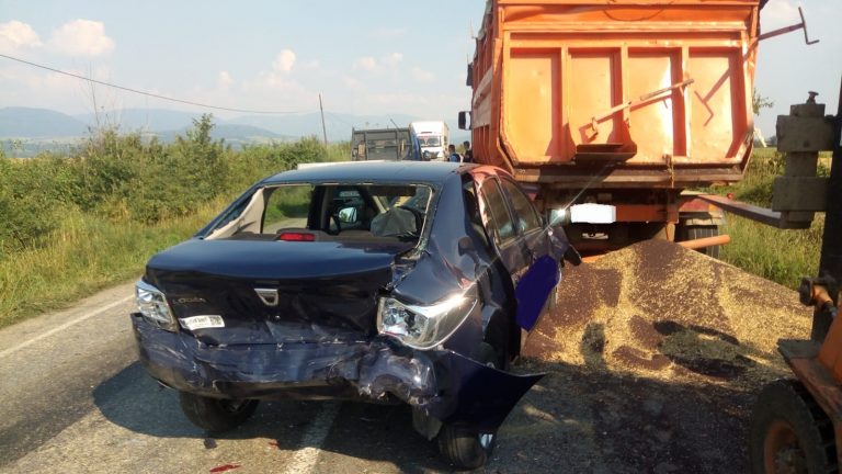 Accident pe o şosea din vestul țării! Care este starea victimelor Foto