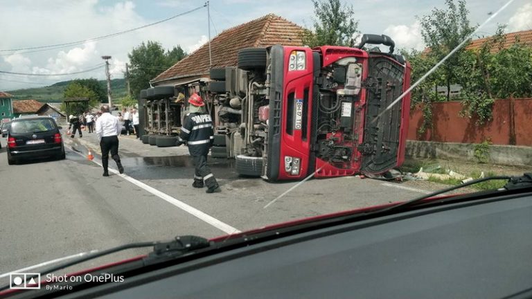 Un TIR ieşit pe contrasens într-o curbă a lovit un Audi A4 după care s-a răsturnat (FOTO)