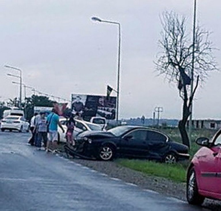 Accident în vestul țării! Doi copii au fost transportaţi la spital în urma unei coliziuni în care au fost implicate trei maşini (FOTO)