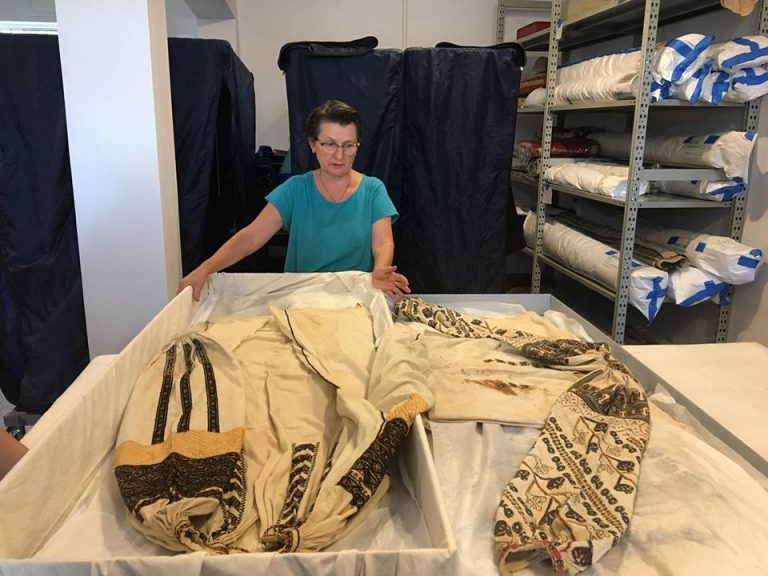 Cămașă românească de la New York, expusă la Muzeul Textilelor din Băița