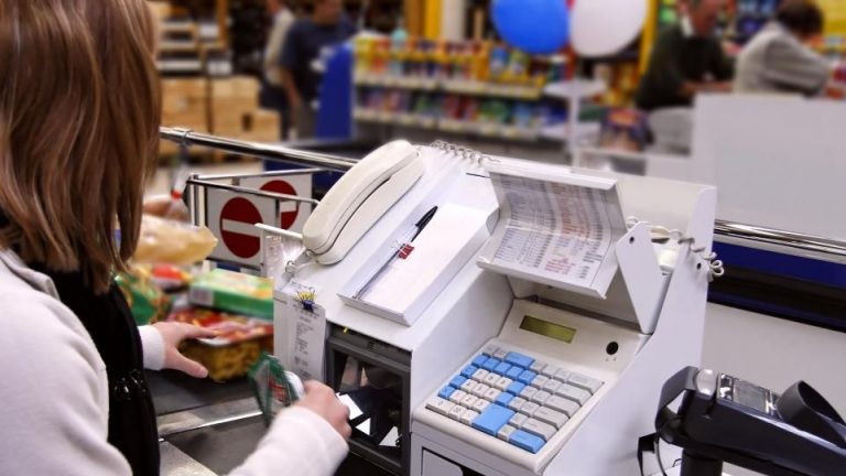 Gest impresionant la casieria unui supermarket din Timișoara. Scenă rară, oameni în lacrimi