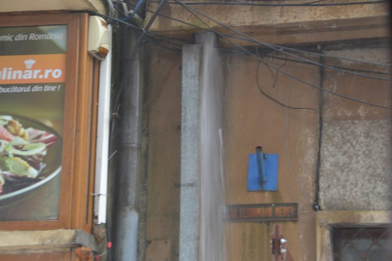 Pe strada Mercy a apărut o nouă atracție turistică: o minunată ”cascadă”. Foto