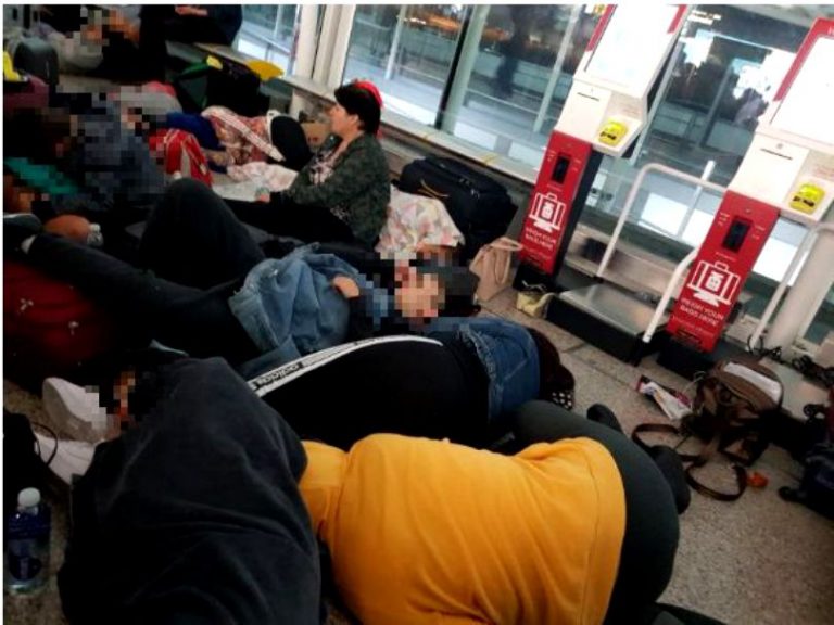 25 de elevi din Oradea, blocați într-un aeroport din Londra. Au dormit pe jos