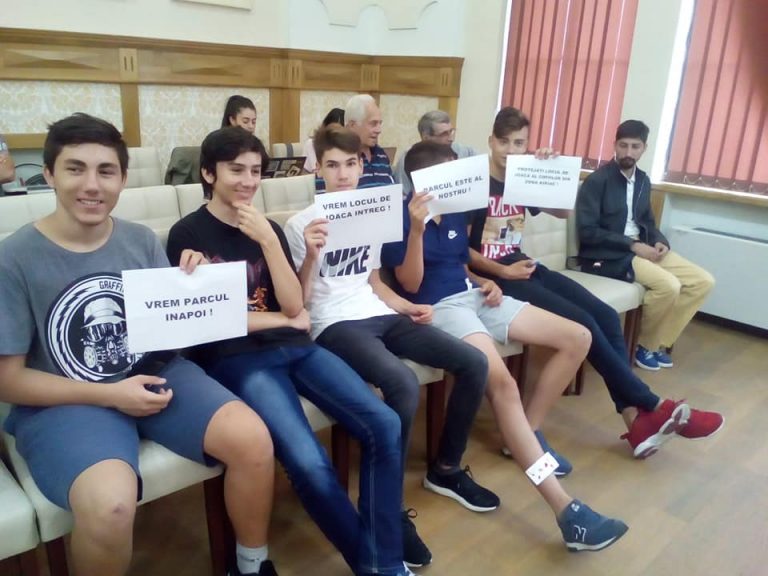 Pe o stradă particulară și un loc de joacă se dorește ridicarea unei clădiri nelegale