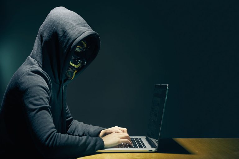 Cum să te asiguri că hackerii nu îți pot fura banii din cont