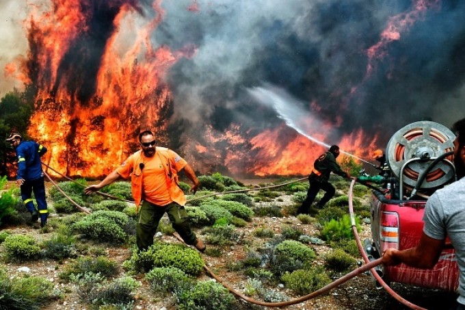 Avertisment pentru românii care pleacă în vacanță în Grecia. Risc ridicat de incendii din cauza caniculei și vântului!
