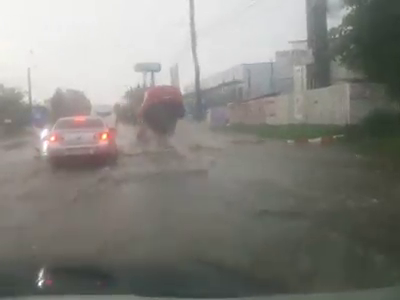 VIDEO: Moment teribil pe o șosea din România. Mașină aruncată în aer de un capac de canalizare