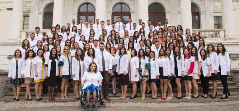 Medicul român care își face meseria dintr-un scaun cu rotile. „Dacă eram pe picioarele mele, nu făceam medicina”