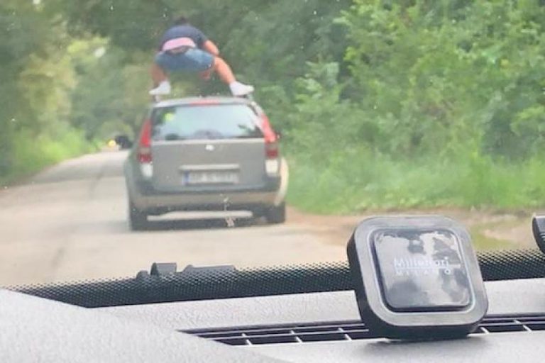 Un șofer teribilist din vestul țării a abandonat volanul și s-a urcat pe capotă. Cum a înaintat autoturismul