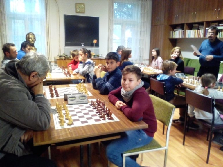 Centenarul omagiat la Gyula prin folk și șah Foto