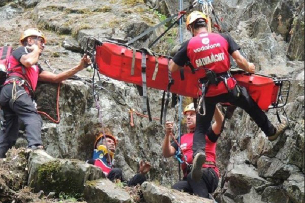Un cioban și-a rupt gâtul după ce a căzut de la 100 de metri, într-o prăpastie