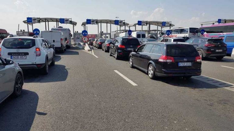 Blocaj total la Nădlac! Coloanele de mașini se întind pe kilometri la intrarea în țară