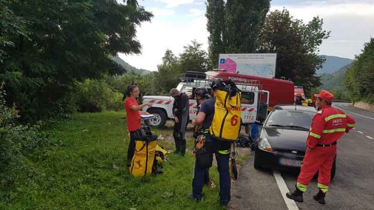 Doi turiști, tată și fiică, blocați pe munte din cauza viiturilor