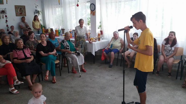 Bunicii de la cămin au primit vizita unor nepoți de ocazie Foto – Video