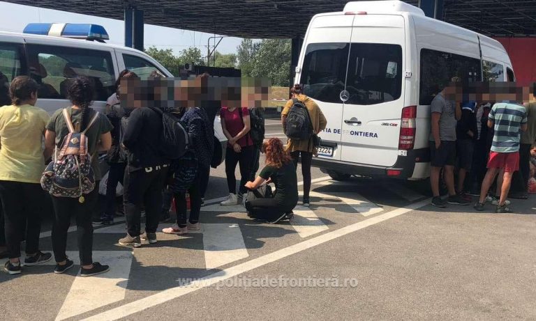 Migranții au năvălit la granița cu România! Au fost capturați în vestul țării. Foto