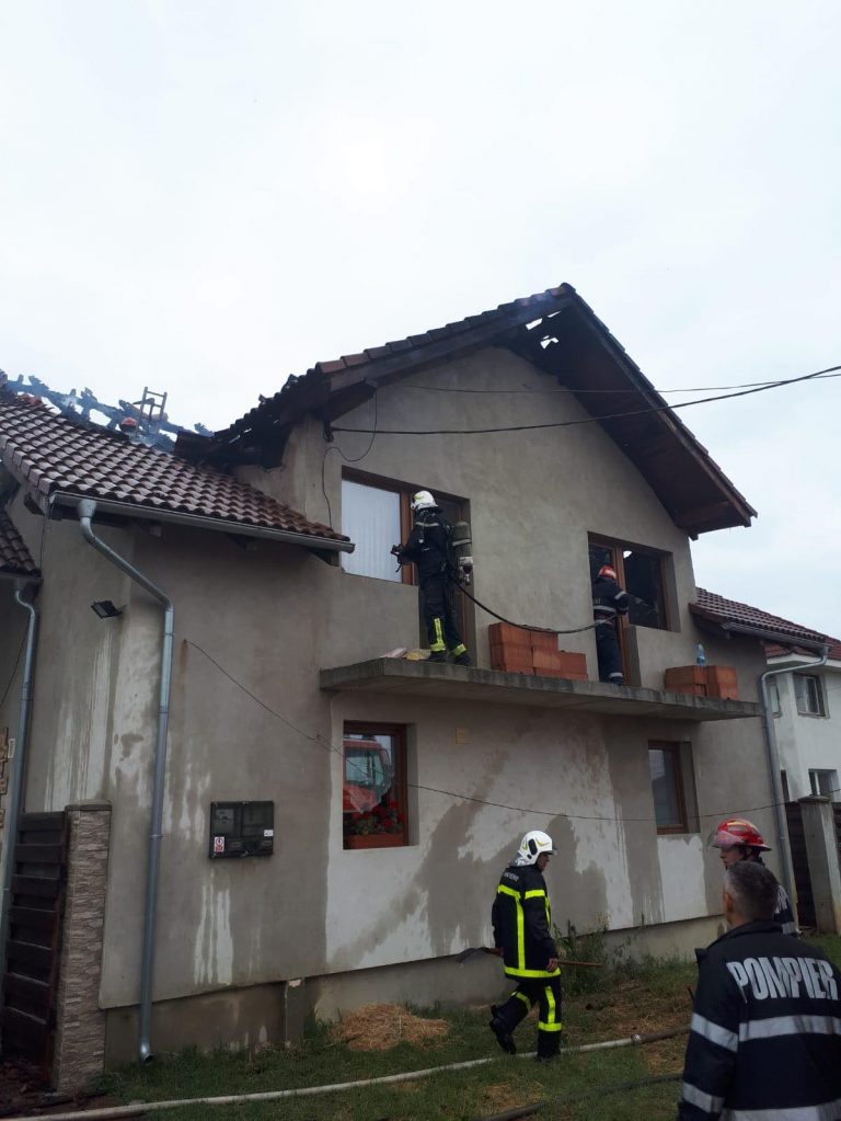Incendiu violent în Arad. A luat foc marsarda unei case. Foto-Video