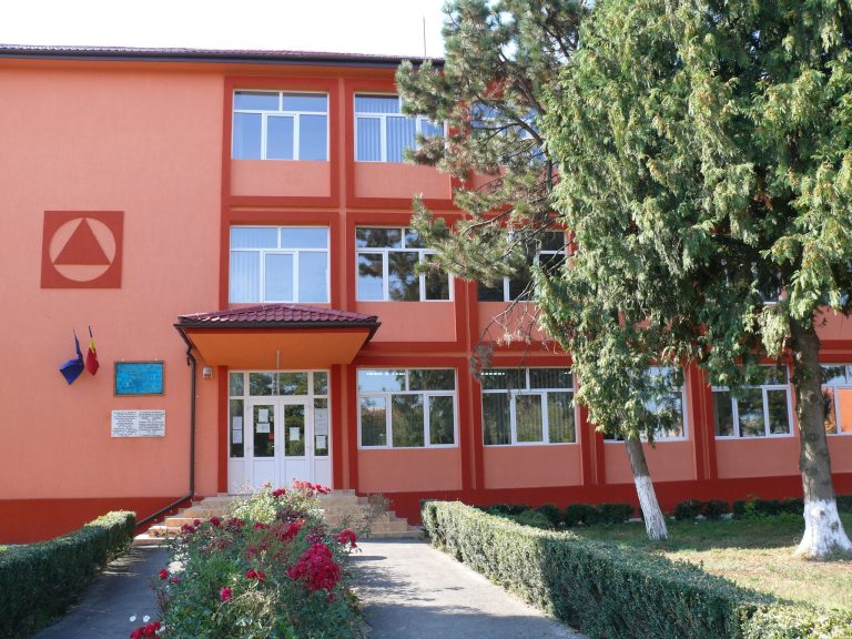 Un nou an de învățământ începe în Timiș cu școli fără autorizație și ”dotate ”cu latrine