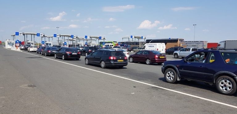 Blocaj uriaș în Vama Nădlac. Pe câți  kilometri se întinde coloana de mașini