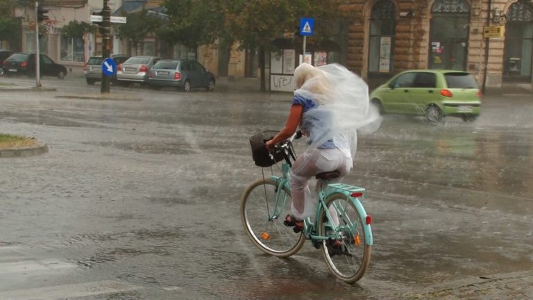 Cod galben de ploi torențiale, vijelii și grindină în mare parte din țară