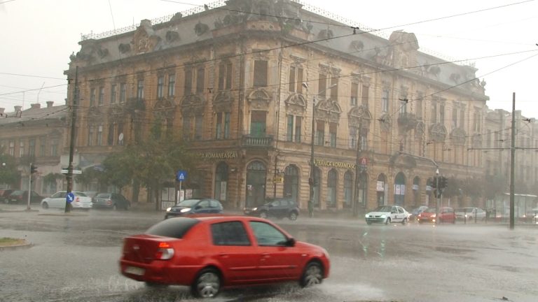 Vremea rămâne instabilă și codul galben este în vigoare, în tot vestul țării