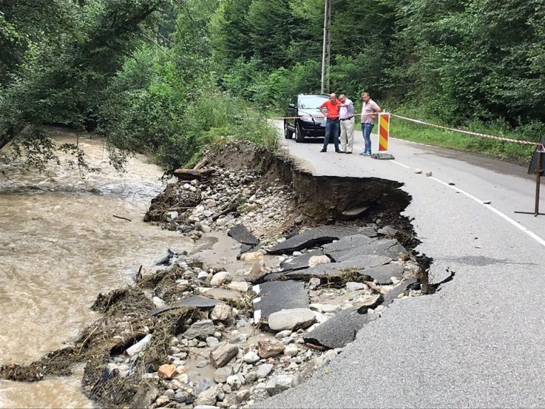 O porțiune dintr-un drum din vestul țării, s-a rupt din nou, din cauza ploii torențiale