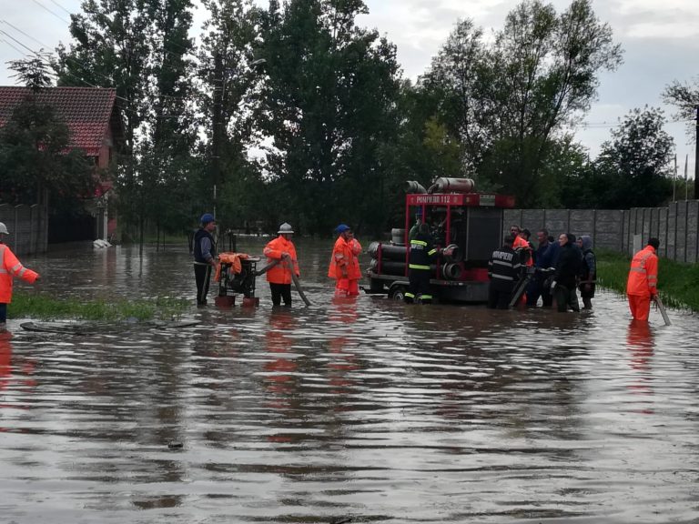Arad: gospodării, case și drum inundat