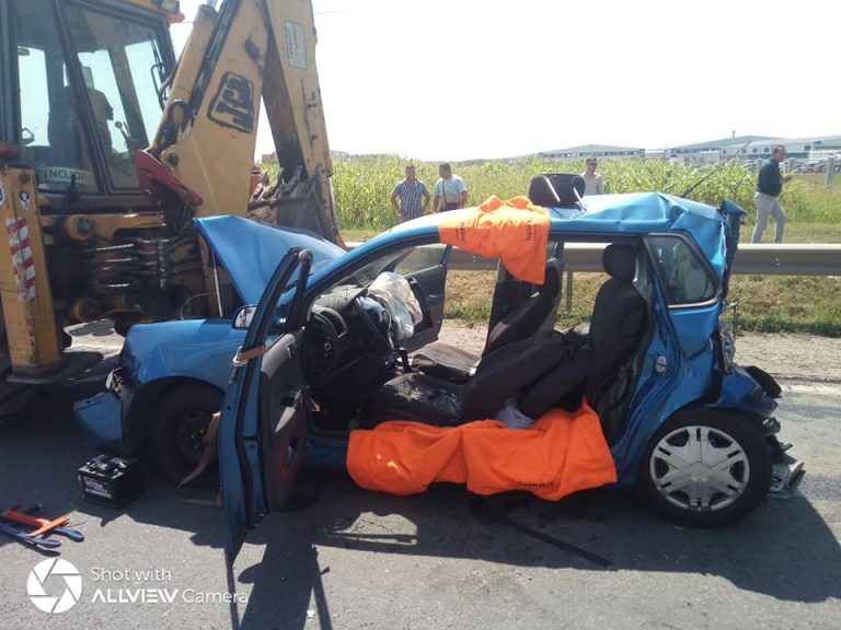 Accident grav petrecut în vestul țării, un Polo a fost aproape strivit (FOTO)