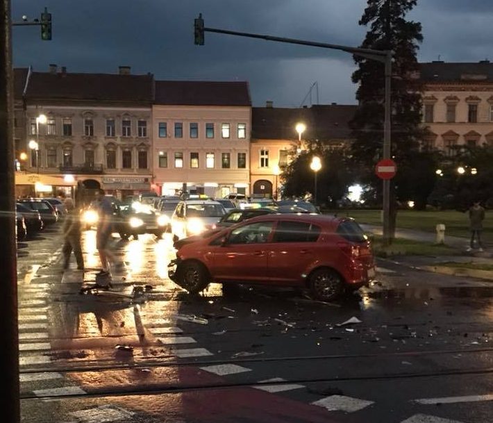 Impact violent între două mașini, chiar în centrul unui oraș din vestul țării