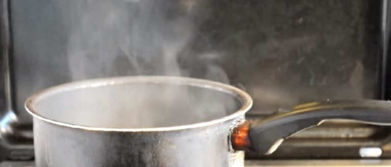 Fetiță tratată cu albuș de ou, după ce s-a opărit cu apă fierbinte. Caz scandalos în Timiș