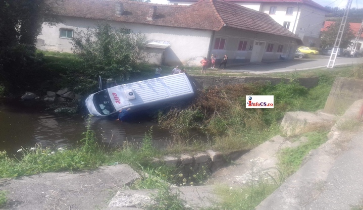 (VIDEO) S-a răsturnat cu autoutilitara într-un râu din vestul țării