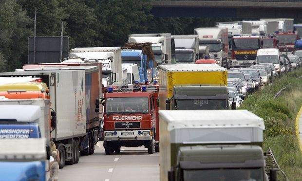 Șofer român de tir a blocat o autostradă în Austria. Pe cine a vrut să se răzbune