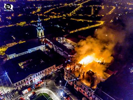 Episcopie înghițită de flăcări la Oradea. Turn prăbușit și oameni îngroziți în centru. Video
