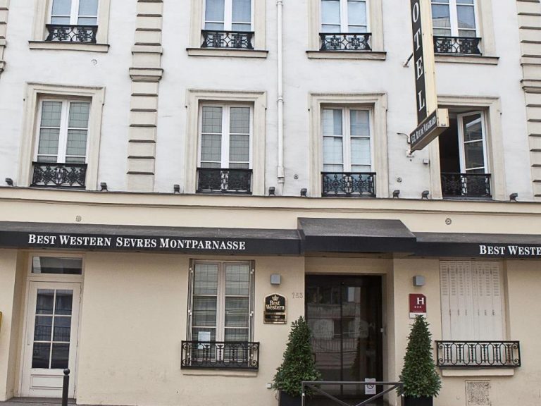 Turiști români, evacuați de urgență dintr-un hotel cuprins de flăcări