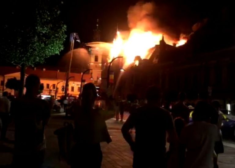De la ce ar fi pornit focul devastator la Episcopia din Oradea. Pompierii, acuzați