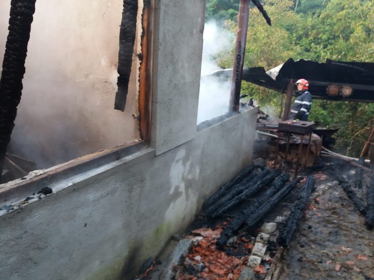(FOTO) Incendiu violent în vestul țării! Pericol de explozie!