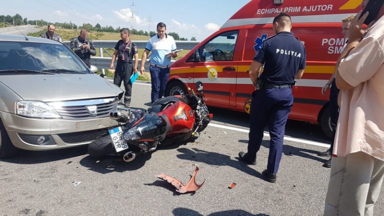Impact violent! Motociclist în spital după ce a intrat într-o mașină