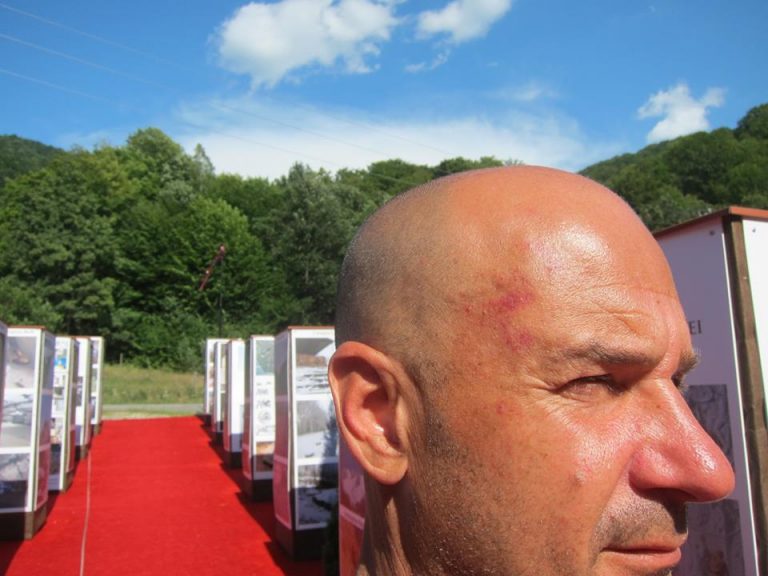 Canadian stabilit în munții din vestul țării, agresat de sătenii abrutizați de alcool