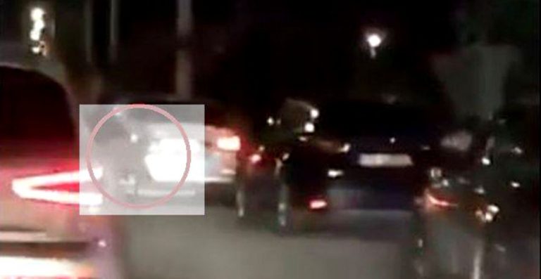 (VIDEO) Un tânăr din Timiș a creat panică printre oamenii care se plimbau. A scos pe geamul mașinii o pușcă de airsoft și a mimat că-i împușcă