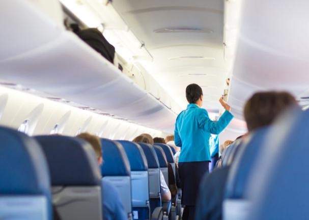 Ce-a pățit o stewardesă româncă la bordul unui avion. Ai ieșit un scandal în toată regula
