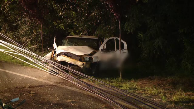 Taxi implicat într-un accident violent în Timișoara. Șoferul și pasagera au rămas încarcerați