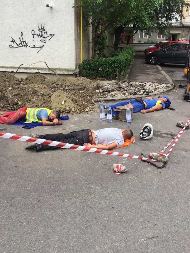 I-a luat somnul în timpul muncii! Căzuți la datorie pe caldarâm în centrul Timișoarei
