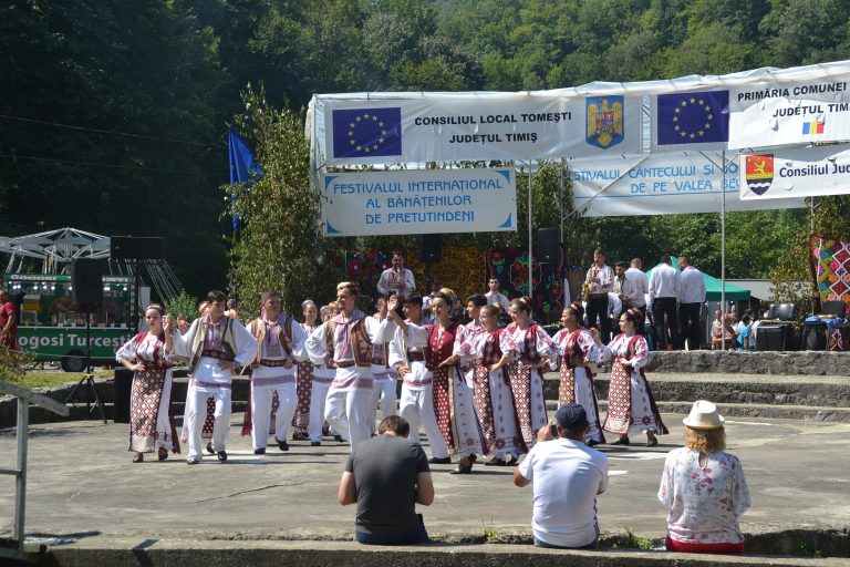 Ministrul Natalia Intotero crede că folclorul și cultura tradițională sunt factori de coeziune între românii de pretutindeni Foto