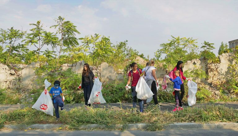 35 de angajați ai companiilor din clădirile de birouri Openville și copiii lor au făcut curățenie de ”World Cleanup Day”