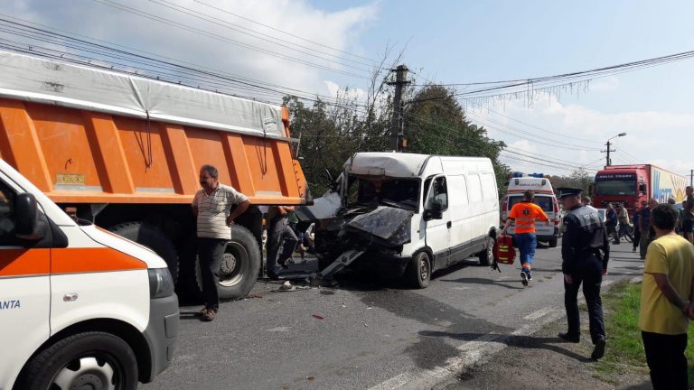 Accident teribil pe un drum din Banat! Trei mașini s-au ciocnit violent. Foto