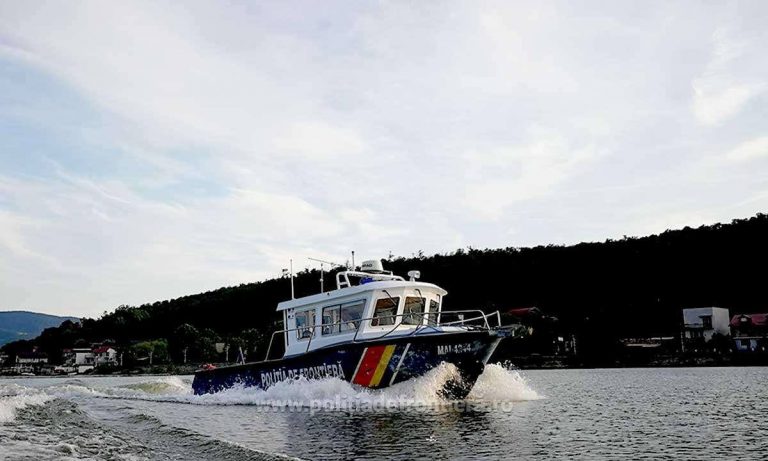 Pluteau în derivă pe Dunăre, dar au fost salvați de polițiștii de frontieră