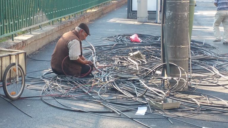 Au tăiat cablurile, dar le-au abandonat pe trotuare! Mai mulți timișoreni au rămas fără internet și televiziune
