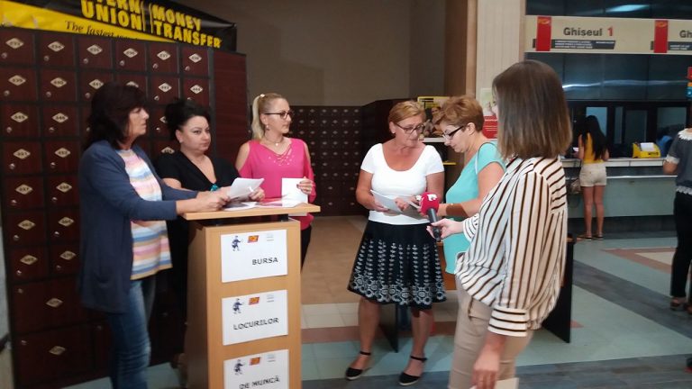 Dacă e joi, se caută lucrători poștali! Video