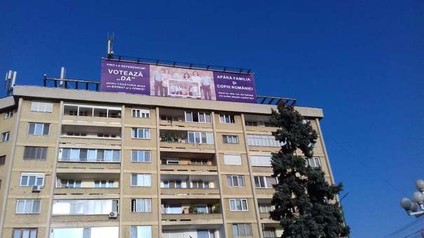 Mesaj pe un bloc din centrul Timișoarei pe tema referendumului! Primarul Nicolae Robu cere să se ia măsuri