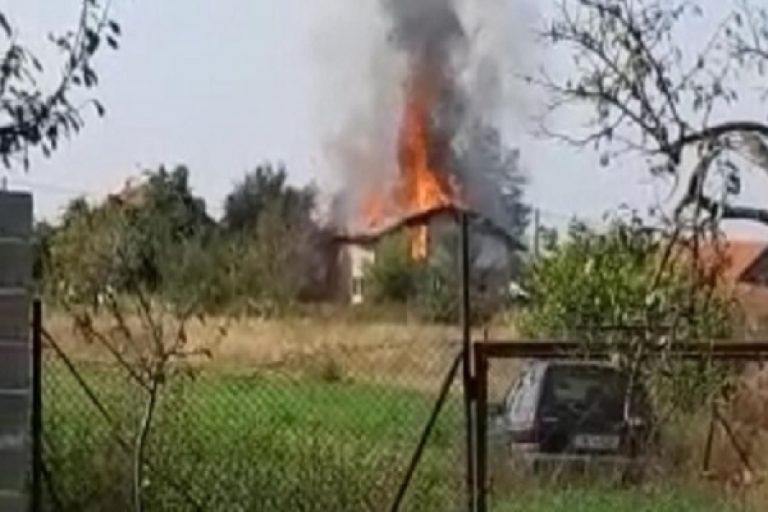 Incendiu violent într-o localitate din Timiș! Flăcările s-au înălțat la 10 metri! Video